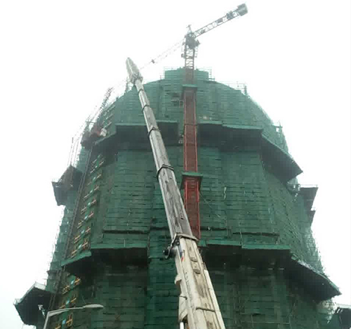 新城吊车在工地上作业